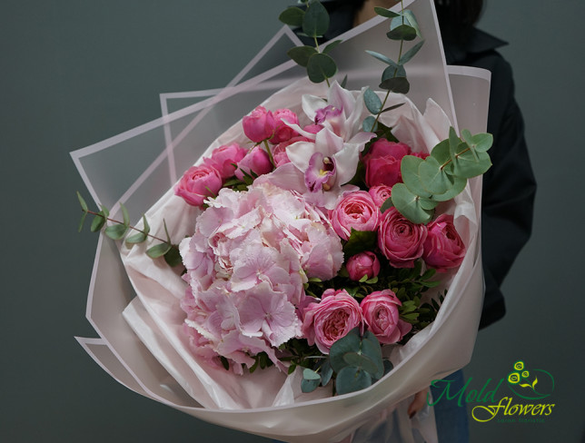 Buchet cu hortensie roz si trandafiri de tip bujor Silvia pink ,,Cocheta'' foto
